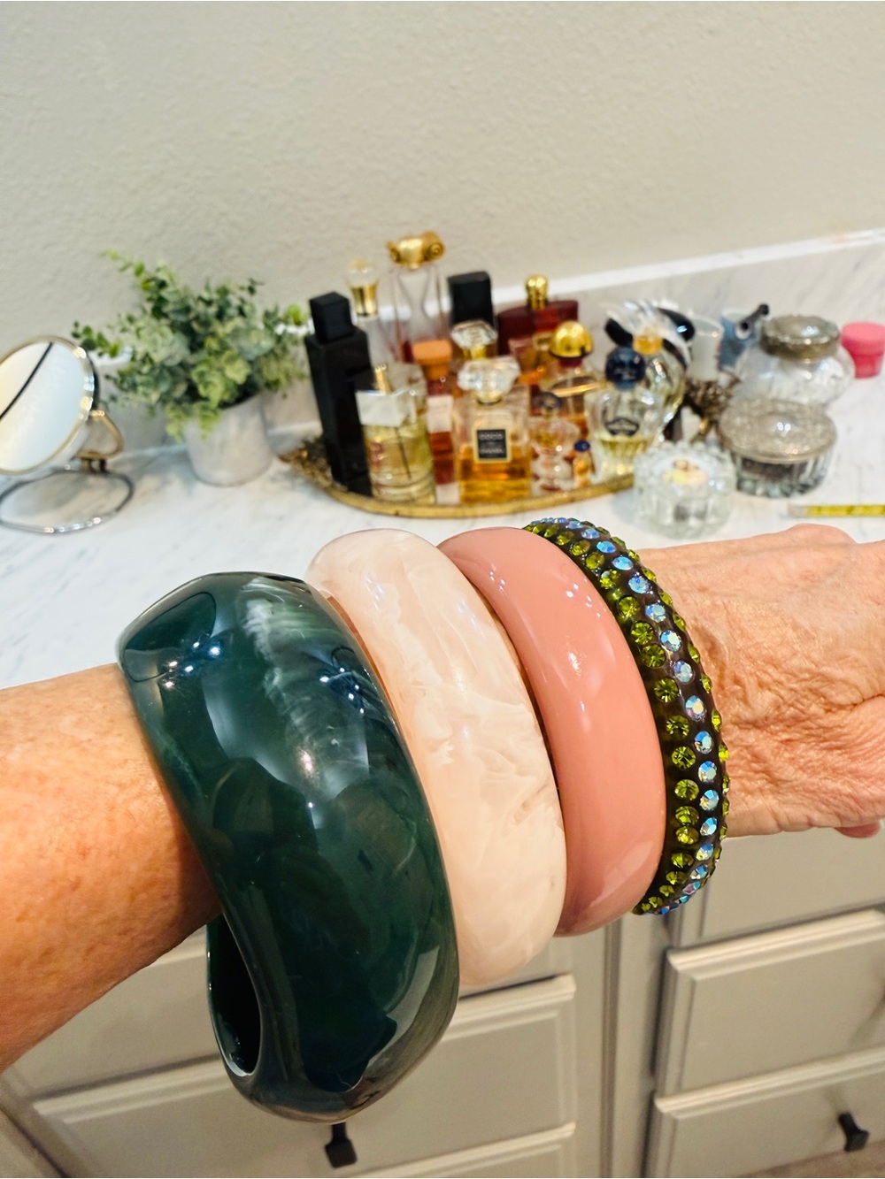 Vintage Lucite Bangle Set Green and Pink - Picture 5 of 11